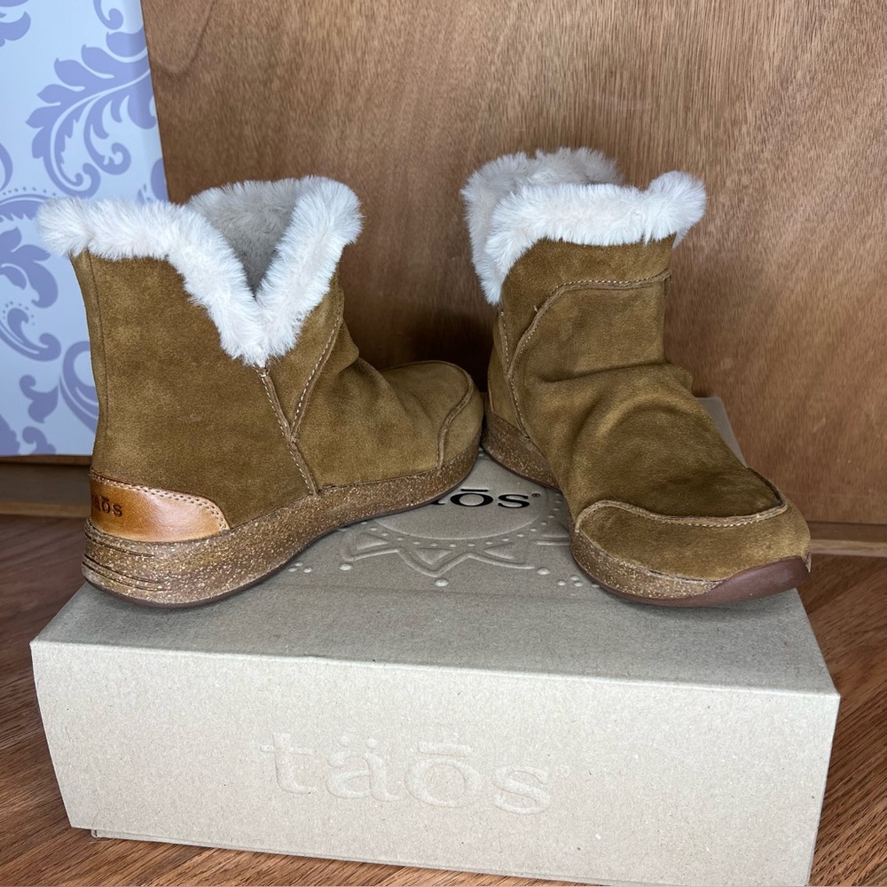 NIB Taos Footwear Brown Ankle Boots with White Fur Trim Sz 7